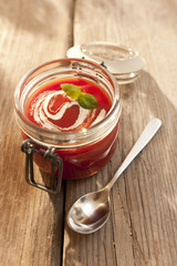 Tomatensuppe mit Creme Fraiche im Weckglas