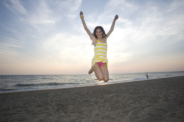 Obraz premium Jumping at the beach