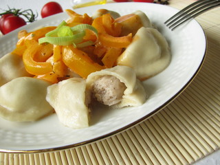 Pelmeni mit Paprikagemüse