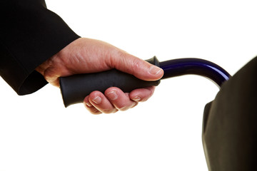 Hand schiebt Rollstuhl