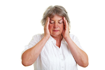 Konzentrierte Seniorin