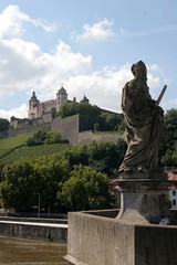 Festung Marienberg mit Statue der alten Mainbrücke