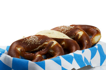 ein paar brezeln in bayrischem brotkorb