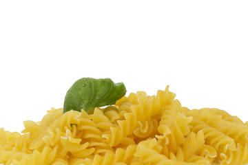 rohe fusilli mit nassem basilikumblatt
