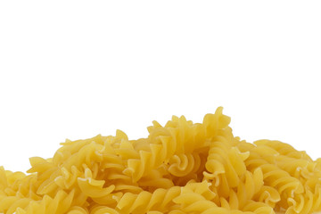 rohe fusilli auf weissem hintergrund