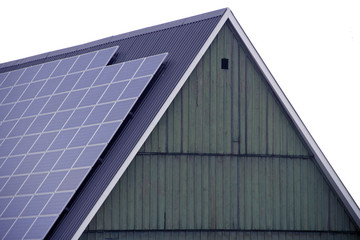 Solarzellen auf dem Dach eines alten Bauernhauses