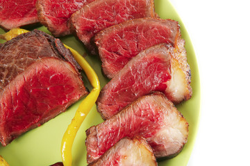 beef slices with pepprs and cucumbers