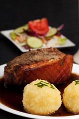 Bayerischer Schweinebraten mit Kartoffelknödel