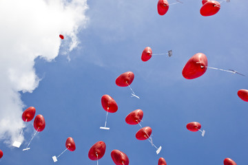 luftballons fliegen gen himmel