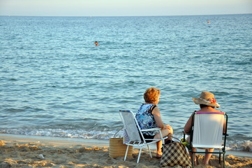 Ältere Damen am Strand