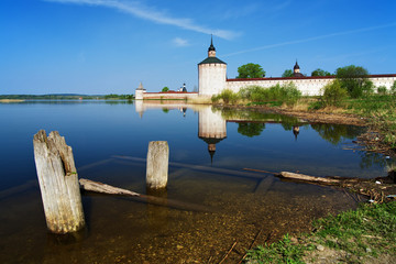 Obraz premium Kirillo-Belozersky Monastery and shore of the Siverskoye Lake