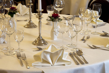 festlich gedeckter Tisch