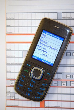 Handy auf Formular zur Datenerfassung