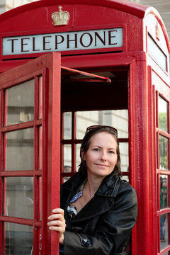 pause devant la cabine téléphonique londonienne