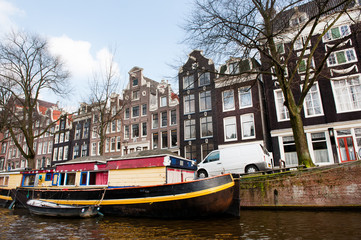 Fototapeta na wymiar Canal house boat in Amsterdam