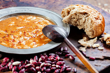 White bean stew with bread