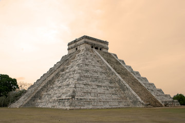 Fototapeta na wymiar Piramida MAYA