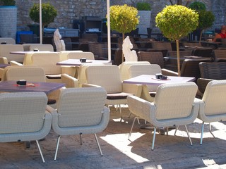 Chaises et tables à Budva