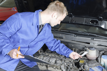 Automechaniker prüft ein Fahrzeug Motorraum