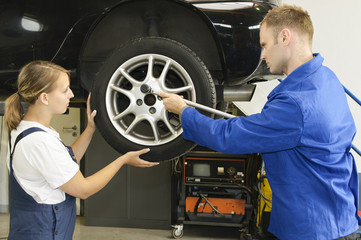 Reifenwechsel in der Autowerkstatt