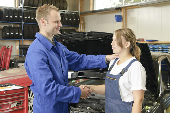 Autowerkstatt, Meister gratuliert Auszubildenden
