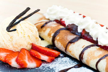 Crêpes fourrées et glace vanille