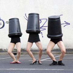 trois danseuses, la tête dans des poubelles