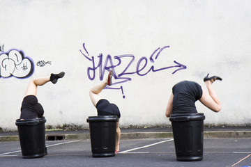 trois danseuses, la tête dans une poubelle - obrazy, fototapety, plakaty