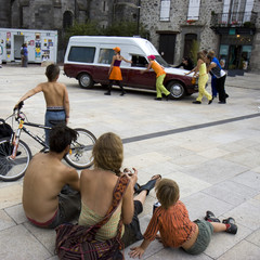 famille assistant à un spectacle de rue