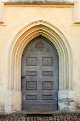 Fototapeta na wymiar old door of a castle