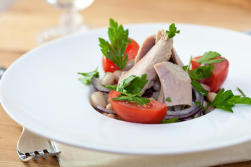 Tuna salad with cherry tomatoes and white beans
