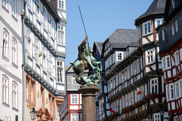 Marburg, Oberstadt, Häuser mit Denkmal am Marktplatz