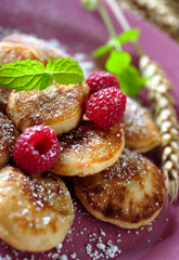 kleine pfannkuchen mit frischen früchten