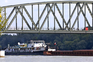 Brücke und Schubverband auf der Donau