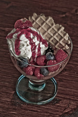 Gelato al Cioccolato cvon Frutti di bosco