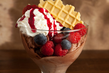 Gelato al Cioccolato cvon Frutti di bosco
