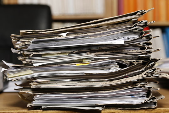 Aktenstapel Altakten analog auf Papier