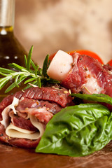 Involtini di carne con prosciutto e formaggio