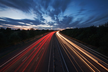 Lichtspuren auf einer Autobahn in der Abenddämmerung