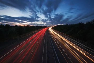 Deurstickers Lichtsporen op een snelweg in de schemering © Meowgli