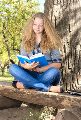 Obraz premium Reading outdoors