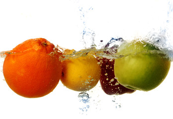 Fototapeta na wymiar Owoce w wodzie