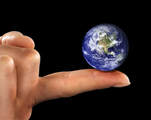 Weltkugel auf Finger