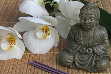 Buddha mit Orchideen  und Räucherstäbchen