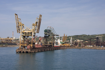 Fototapeta na wymiar Piombino - Puerto industriale