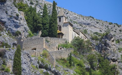 Fototapeta na wymiar Klasztor Moustiers Sainte Marie