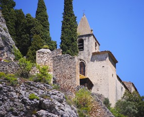 Fototapeta na wymiar Klasztor Moustiers Sainte Marie 4