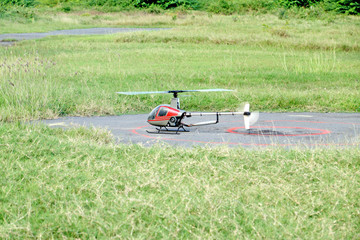 modèle réduit d'hélicoptère sur piste d'envol