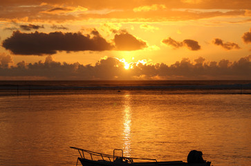 Fototapeta na wymiar soleil couchant sur lagon de la Réunion