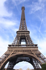 La tour Eiffel en contreplongée